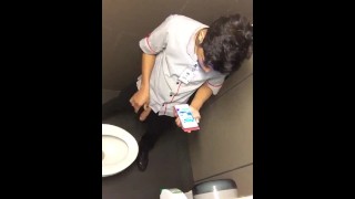 Boy Masturbates in Toilet – Voyeur