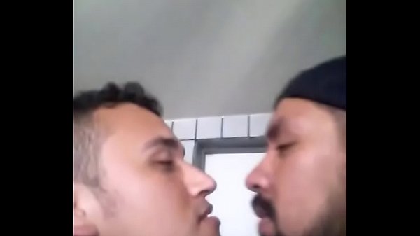 hetero casado se deja besar