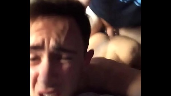 Novinho Gemendo no Pau do Policial Gostoso