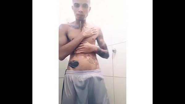 @tiaoneto24 tomando banho com o pau duro