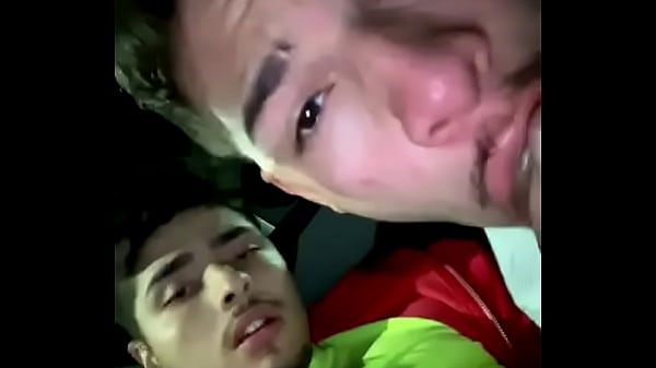 Chupando o amigo no carro