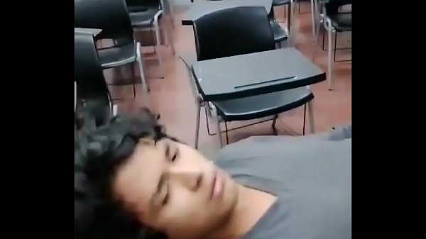 fudendo o muleke na sala de aula