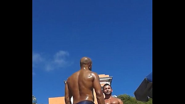Mala pesada na sunga de praia