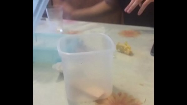 Um retardado se matando com uma batata palha