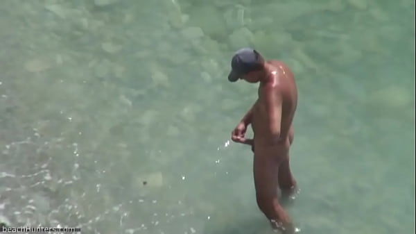 Punheteiro na Praia de Nudismo