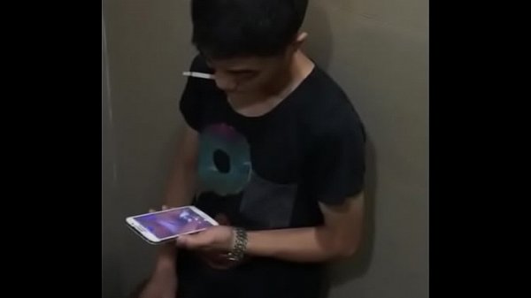 Quay lén anh trai sục cu trong toilet