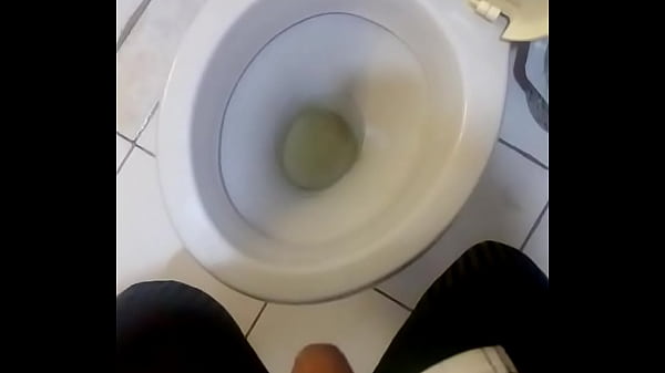 Primeira mijada do dia e de pau sujo