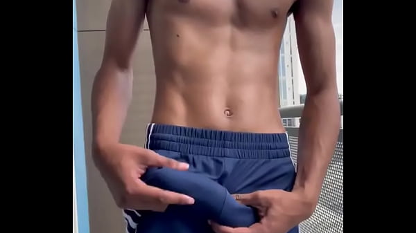 Balançando o pau no short azul