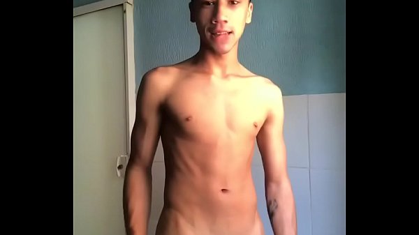 Batendo uma punheta e jorrando leite