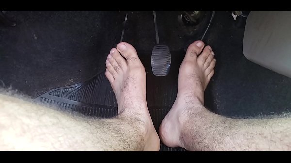 Dirigindo descalço e com chule