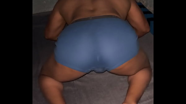 Putito de clóset mostrando culo caliente